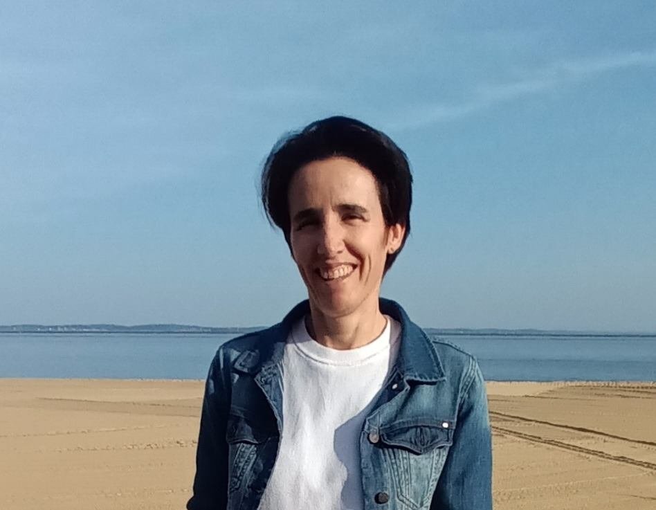 Sylvie Delgado au bord de l'eau